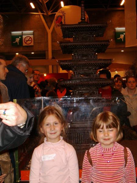 coucou  c encore moi au salon du chocolat .